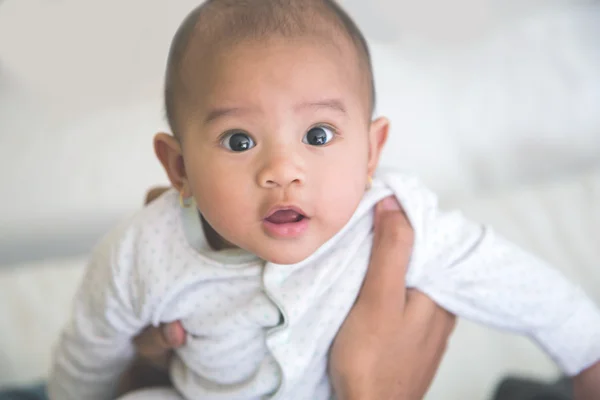 Bebê sendo carregado por sua mãe — Fotografia de Stock