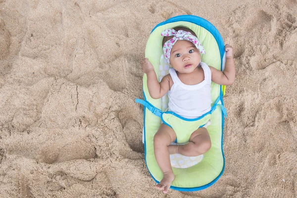Bebê menina desfrutando verão — Fotografia de Stock