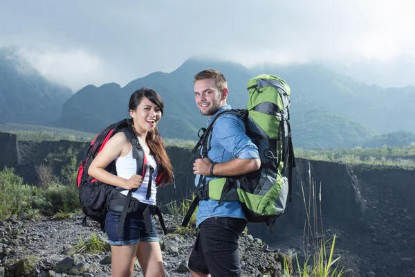 Pár együtt megy trekking — Stock Fotó