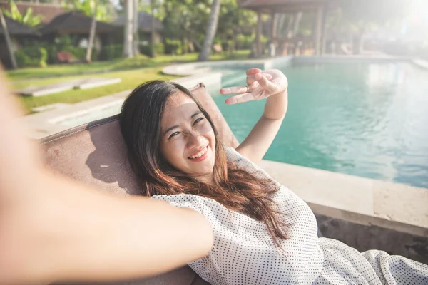 Mujer relajándose al lado de la piscina —  Fotos de Stock