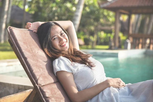 Frau entspannt sich am Pool — Stockfoto