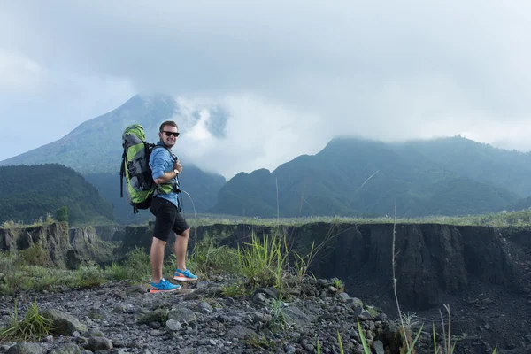 Csinos, fiatal kaukázusi Férfi megy trekking — Stock Fotó