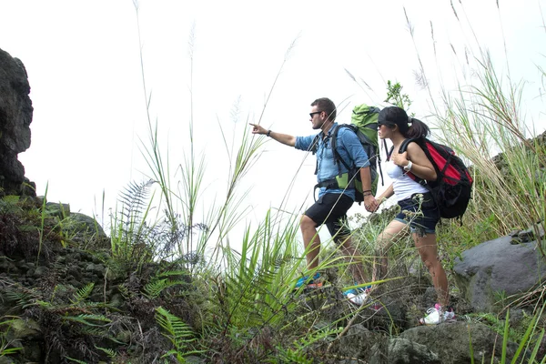 Coppia andare trekking insieme — Foto Stock