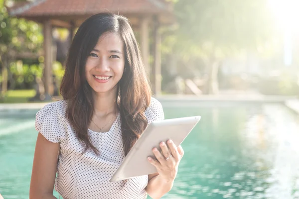 Frau entspannt sich am Pool — Stockfoto