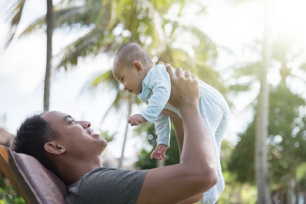 Padre divirtiéndose con su bebé — Foto de Stock