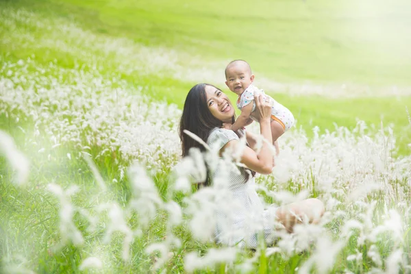 Anne ve bebeği eğleniyor — Stok fotoğraf