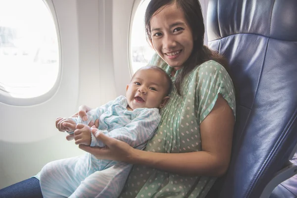 Matka i dziecko siedzi w samolocie — Zdjęcie stockowe