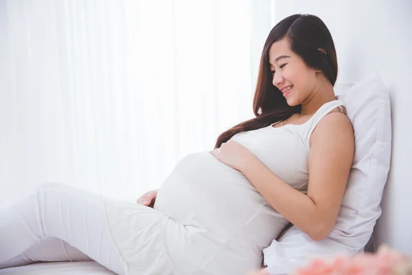 Pregnant woman smiling — Stock Photo, Image