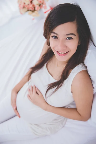 Těhotná žena s úsměvem — Stock fotografie