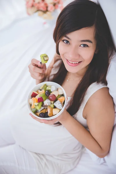 Mujer embarazada con tazón de frutas — Foto de Stock