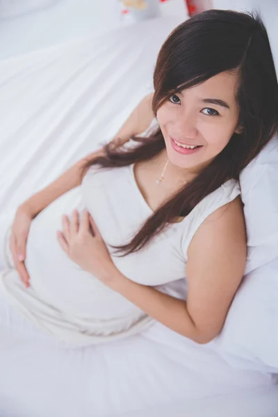 Mujer embarazada sonriendo — Foto de Stock