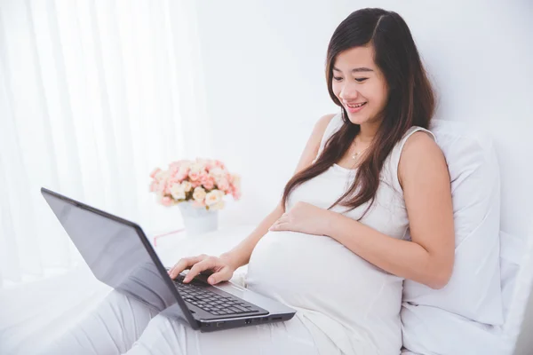 Zwangere vrouw kopen van spullen online — Stockfoto