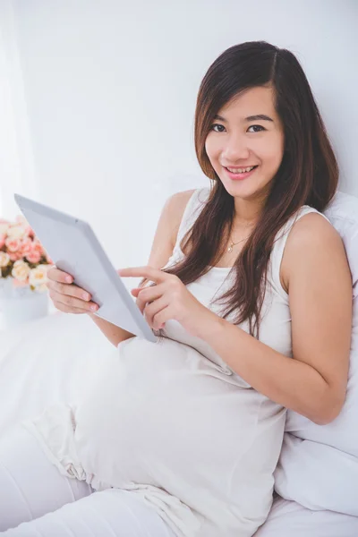 Donna incinta in possesso di tablet pc — Foto Stock