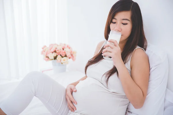 Pregnant asian woman drinking milk — Stock Photo, Image