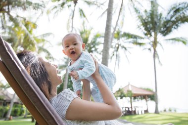 Onun bebek ile eğlenmek güzel Asya anne
