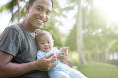 Babası onun bebek ile eğlenmek