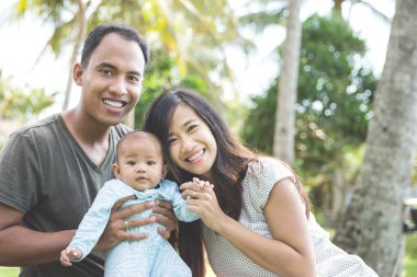 güzel genç ailesi onun bebek ile eğlenmek