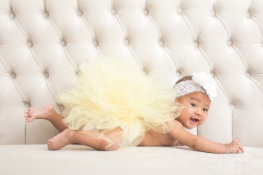 Şirin Bebek kız kanepede döşenmesi