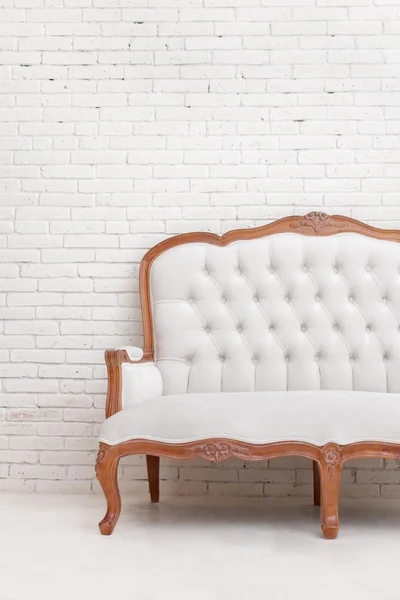 Beyaz klasik stili kanepe — Stok fotoğraf