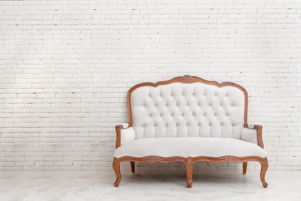 Fehér klasszikus stílusú kanapé — Stock Fotó