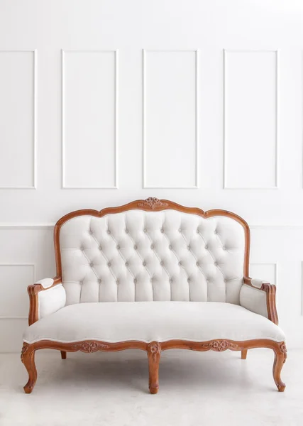 Белый винтажный диван — стоковое фото