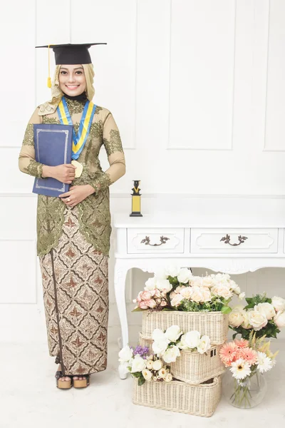 Indonesan βαθμολογημένη φοιτήτριας φορούν παραδοσιακά ρούχα — Φωτογραφία Αρχείου
