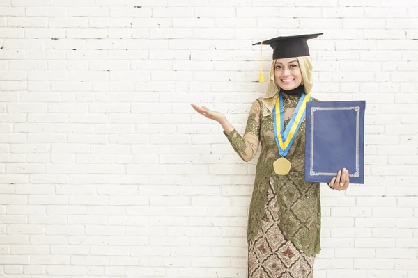 Indonéz női diplomás diák hagyományos ruhát visel — Stock Fotó