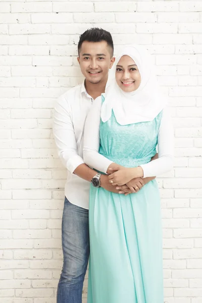 Romantico asiatico coppia su bianco muro sfondo — Foto Stock