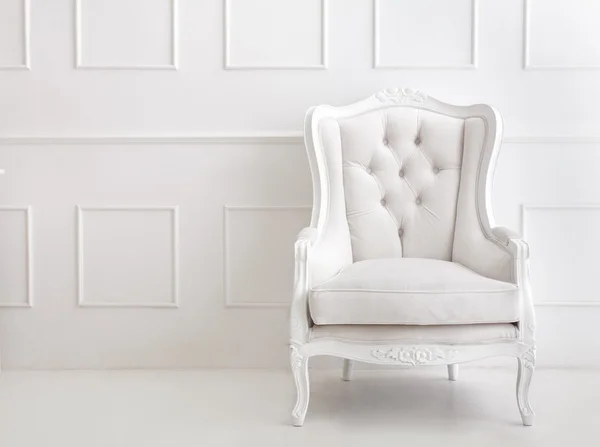 Beyaz vintage tarzı koltuk — Stok fotoğraf