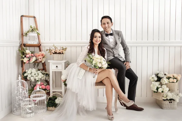 Casal recém-casado no quarto decorado — Fotografia de Stock