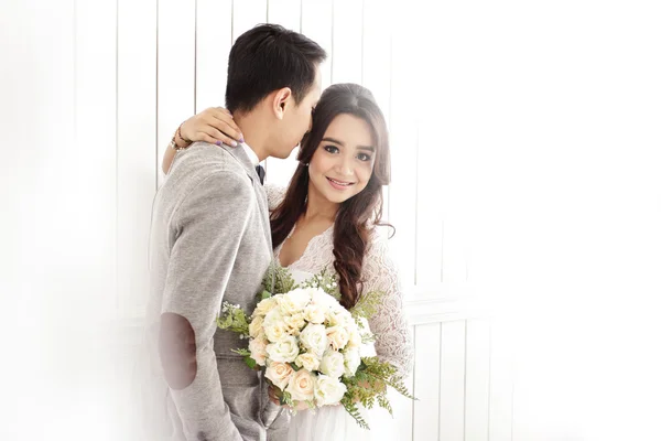 ロマンチックなアジア新婚カップル — ストック写真
