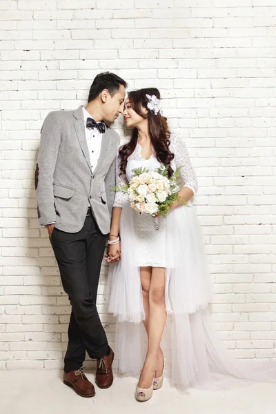 Güzel Asyalı yeni evli çift — Stok fotoğraf
