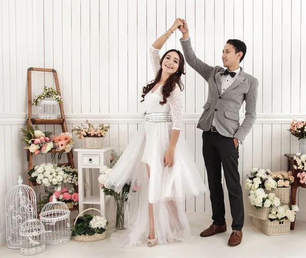 Ásia recém-casado casal dançando no decorado quarto — Fotografia de Stock