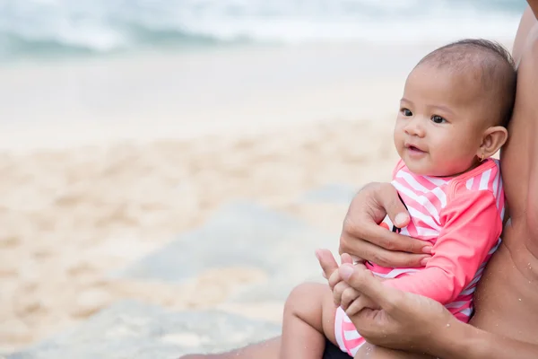 Bebê menina desfrutando de verão com seu pai — Fotografia de Stock