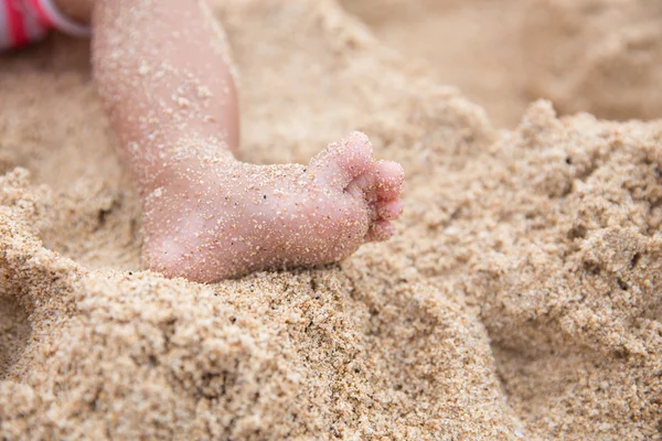 Pieds bébé sur sable — Photo