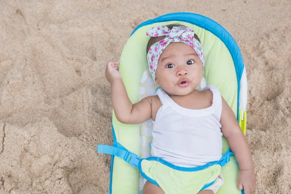 Bebê menina desfrutando verão — Fotografia de Stock