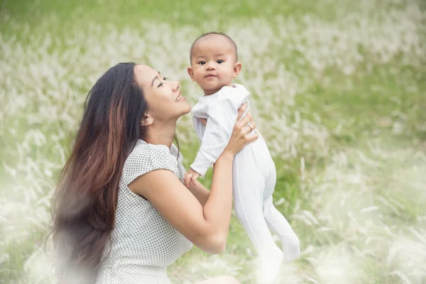 Moeder en haar baby plezier samen buiten — Stockfoto