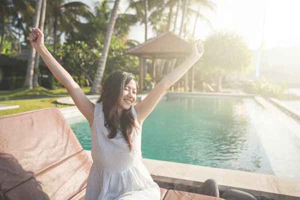 Bonita chica levantar las manos disfrutando de la luz del sol en la playa tropical —  Fotos de Stock