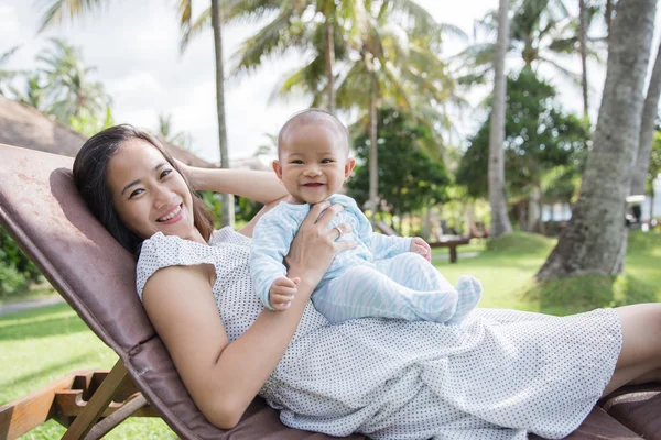 Красива азіатська мати розважається зі своєю дитиною — стокове фото