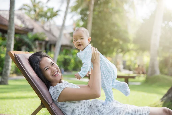 Mooie Aziatische moeder met plezier met zijn baby — Stockfoto