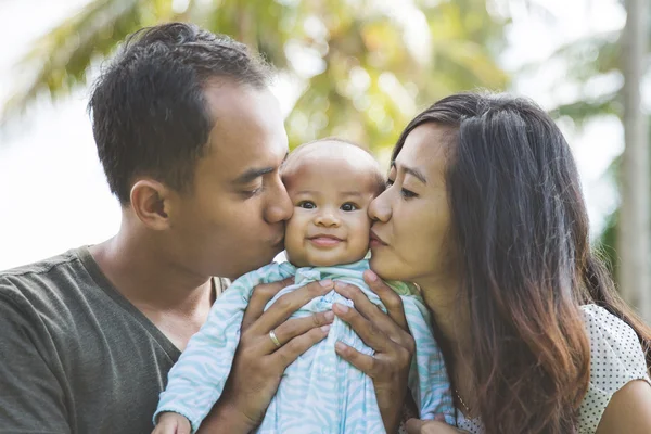 아름 다운 젊은 가족은 그의 아기와 함께 재미 — 스톡 사진