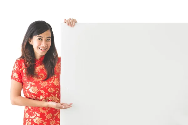 Asiático mujer vistiendo tradicional chino vestido holding en blanco whit — Foto de Stock