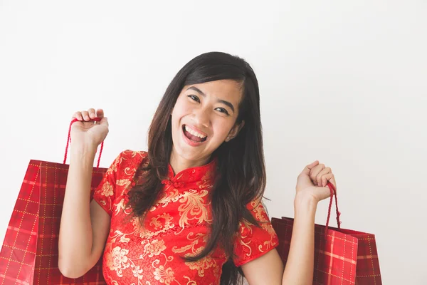 Happy asiatisk kvinna shopping på kinesiska nyårsfirande — Stockfoto