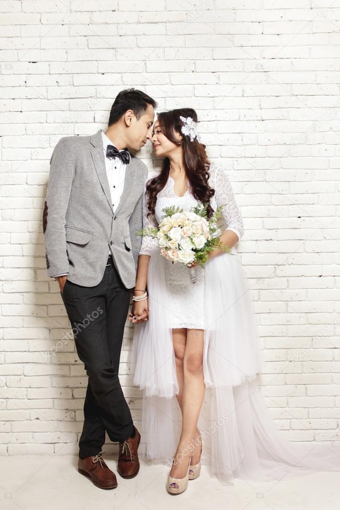 https://st2.depositphotos.com/1570716/9621/i/950/depositphotos_96210886-stock-photo-lovely-asian-newlywed-couple.jpg