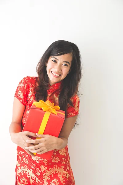 Happy asian woman with gift box — Stock Photo, Image