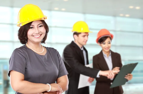 Grupo de jóvenes empresarios asiáticos — Foto de Stock