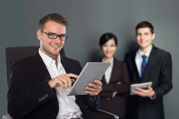 Empresario sosteniendo una tableta pc —  Fotos de Stock