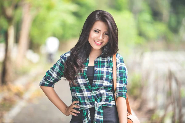 Woman walking in park — Stock Photo, Image