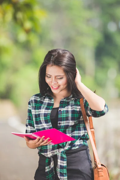 Frau läuft in Park — Stockfoto