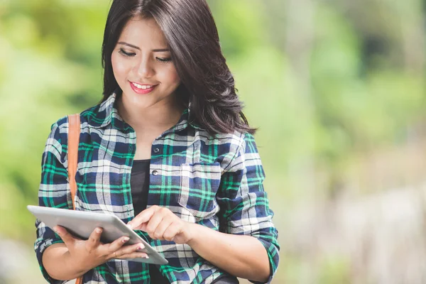 Mulher usando um tablet pc — Fotografia de Stock